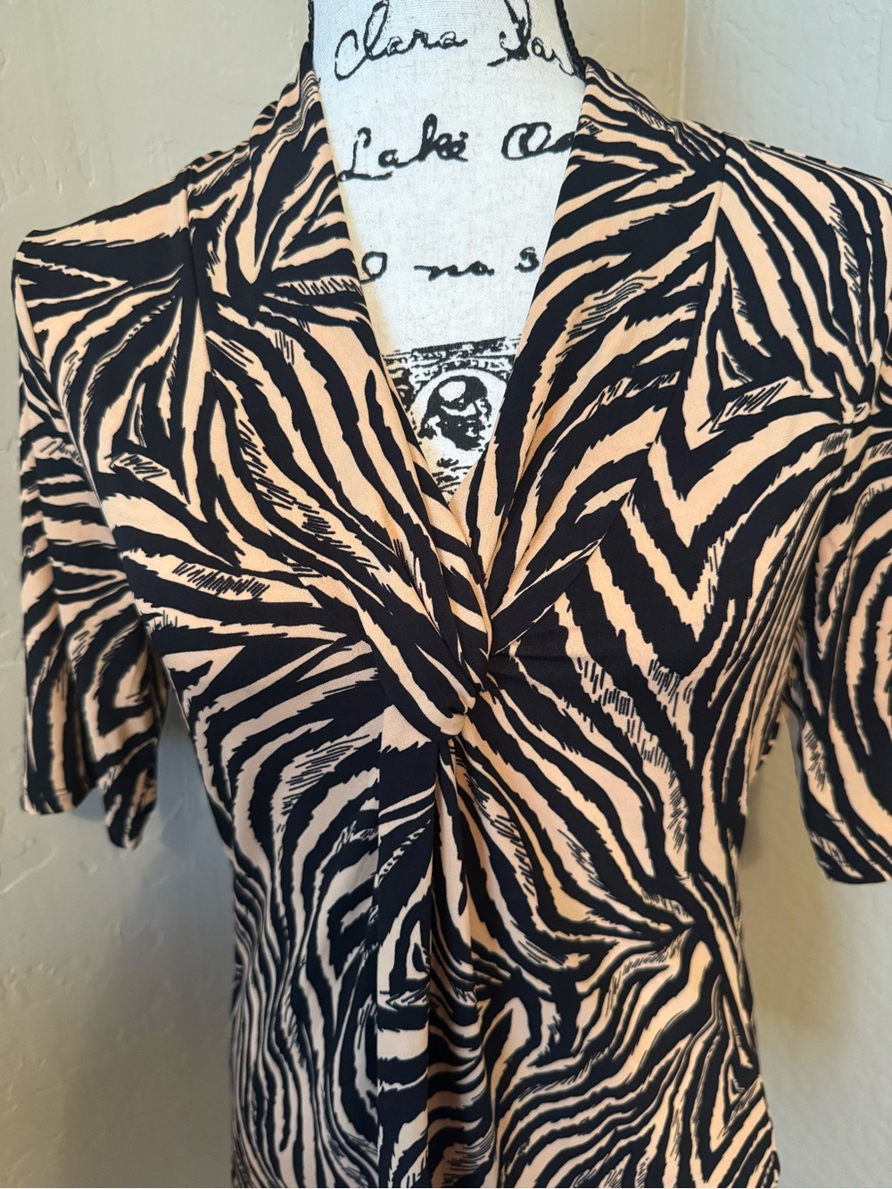 Carmen Marc Valvo Women's Short Sleeve Blouse Tiger Print Medium - Picture 3 of 10
